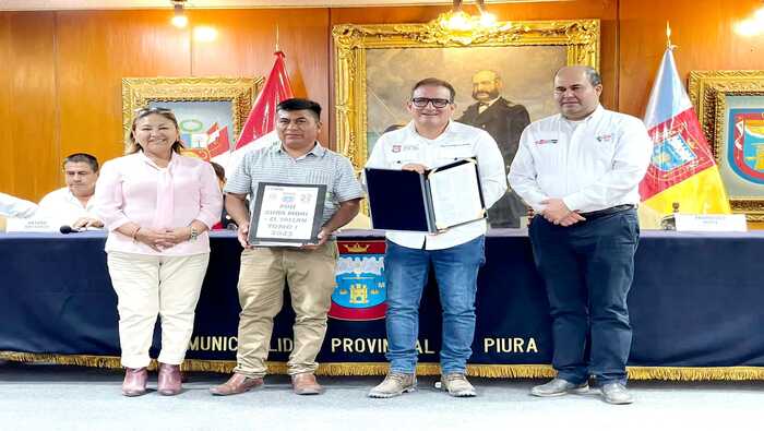 Alcalde RECIBE EL PLAN DE DESARROLLO URBANO (PDU)