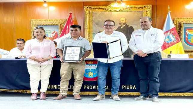 Alcalde RECIBE EL PLAN DE DESARROLLO URBANO (PDU) 
