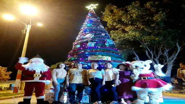 Población participa en el encendido del árbol navideño en nuestra plaza de armas.