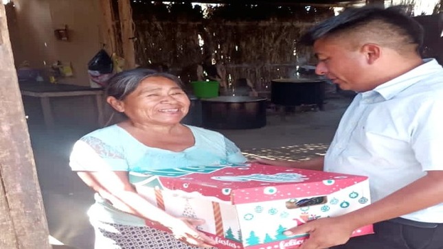 Alcalde visita a las personas más necesitadas por navidad.