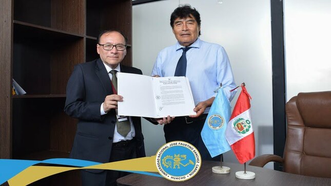 Entrega de la resolución de Consejo Universitario
