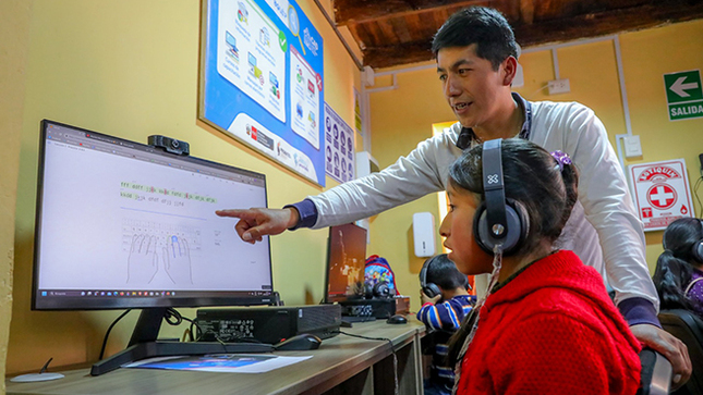 Niñas y mujeres acceden a Internet y aprenden herramientas digitales en los Centros de Acceso Digital del MTC  