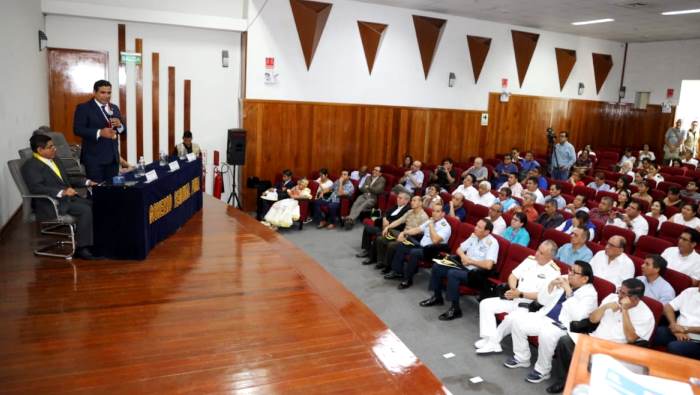Gobernador Luis Neyra otorga condecoración a sacerdote Martín Chero