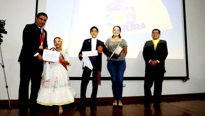 Gobernador Luis Neyra otorga condecoración a sacerdote Martín Chero