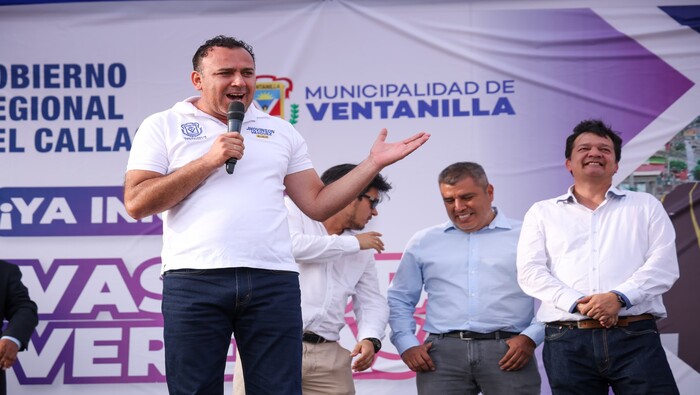 Una buena noticia para nuestros vecinos del A.H. La Paz de Ventanilla Norte. Gracias a las gestiones de nuestro alcalde 饾悏饾悺饾惃饾惎饾悽饾惂饾惉饾惃饾惂 饾悤饾悮饾惉饾惇饾惍饾悶饾惓 junto al GORE Callao, se dio inicio a las obras de pistas y veredas en favor de esta agrupaci贸n poblacional. De esta manera se mejorar谩 la viabilidad y transitabilidad en favor de las familias de este sector. Trabajamos con 煤nico objetivo de contribuir en el mejoramiento de la calidad de vida de nuestros vecinos. 隆Ventanilla crece con su gente!