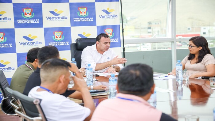 Una fructífera reunión sostuvo nuestro alcalde 𝐉𝐡𝐨𝐯𝐢𝐧𝐬𝐨𝐧 𝐕𝐚𝐬𝐪𝐮𝐞𝐳 con los dirigentes de la Margen Derecha para ultimar detalles del pronto inicio de los trabajos de pistas y veredas en este importante sector del distrito. ¡Un sueño esperado por décadas pronto será una realidad!