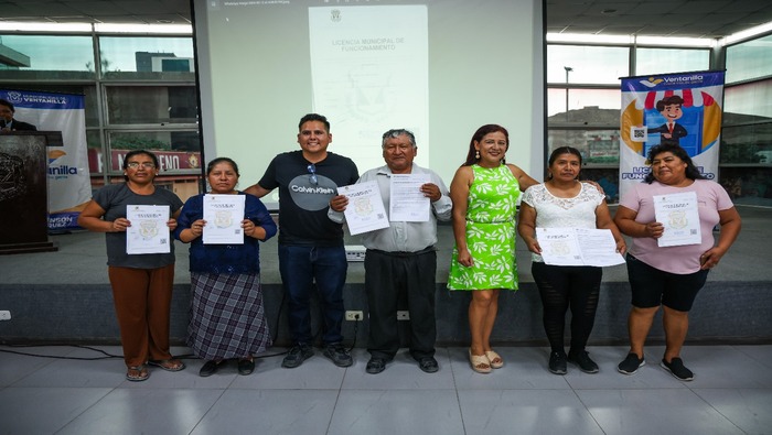 Con gran alegría, más de 100 bodegueros de diferentes zonas del distrito, se suman a la formalidad, tras recibir sus licencias de funcionamiento definitivas, hoy un grupo de estos emprendedores locales recibió este importante documento, de manos de la regidora Patricia Herrera, gracias a un compromiso de nuestro alcalde 𝐉𝐡𝐨𝐯𝐢𝐧𝐬𝐨𝐧 𝐕𝐚𝐬𝐪𝐮𝐞𝐳. Este importante grupo de comerciantes forma parte del programa municipal “Mi Bodega”, que también se responsabiliza de la capacitación mediante una serie de cursos y charlas que nutren sus conocimientos para llevar mejor sus iniciativas comerciales. ¡Ventanilla crece con su gente!