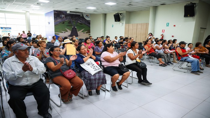 Con gran alegría, más de 100 bodegueros de diferentes zonas del distrito, se suman a la formalidad, tras recibir sus licencias de funcionamiento definitivas, hoy un grupo de estos emprendedores locales recibió este importante documento, de manos de la regidora Patricia Herrera, gracias a un compromiso de nuestro alcalde 𝐉𝐡𝐨𝐯𝐢𝐧𝐬𝐨𝐧 𝐕𝐚𝐬𝐪𝐮𝐞𝐳. Este importante grupo de comerciantes forma parte del programa municipal “Mi Bodega”, que también se responsabiliza de la capacitación mediante una serie de cursos y charlas que nutren sus conocimientos para llevar mejor sus iniciativas comerciales. ¡Ventanilla crece con su gente!