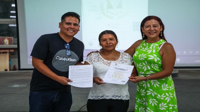 Con gran alegría, más de 100 bodegueros de diferentes zonas del distrito, se suman a la formalidad, tras recibir sus licencias de funcionamiento definitivas, hoy un grupo de estos emprendedores locales recibió este importante documento, de manos de la regidora Patricia Herrera, gracias a un compromiso de nuestro alcalde 𝐉𝐡𝐨𝐯𝐢𝐧𝐬𝐨𝐧 𝐕𝐚𝐬𝐪𝐮𝐞𝐳. Este importante grupo de comerciantes forma parte del programa municipal “Mi Bodega”, que también se responsabiliza de la capacitación mediante una serie de cursos y charlas que nutren sus conocimientos para llevar mejor sus iniciativas comerciales. ¡Ventanilla crece con su gente!