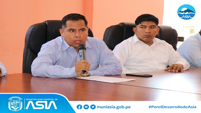 El alcalde de la Municipalidad Distrital de Asia, Isaias Alcántara Malásquez, recibió la visita de la congresista Milagros Rivas Chacara, donde el burgomaestre dio a conocer el proyecto de obra de alcantarillado en los Anexos de 9 de Octubre y Santa Cruz de Asia.
Además, se abordaron temas de salud, saneamiento básico y agricultura; además se informó sobre sobre los trabajos de encauzamiento y descolmatación del río Chico y Grande.
Finalmente, ambas autoridades se comprometieron a trabajar de mano por el progreso y desarrollo de nuestro distrito.
#MunicipalidadDistritalDeAsia
#PorelDesarrollodeAsia
#IsaiasAlcantaraAlcaldedeAsia