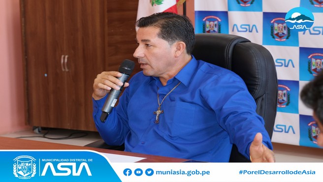El alcalde de la Municipalidad Distrital de Asia, Isaias Alcántara Malásquez, recibió la visita de la congresista Milagros Rivas Chacara, donde el burgomaestre dio a conocer el proyecto de obra de alcantarillado en los Anexos de 9 de Octubre y Santa Cruz de Asia.
Además, se abordaron temas de salud, saneamiento básico y agricultura; además se informó sobre sobre los trabajos de encauzamiento y descolmatación del río Chico y Grande.
Finalmente, ambas autoridades se comprometieron a trabajar de mano por el progreso y desarrollo de nuestro distrito.
#MunicipalidadDistritalDeAsia
#PorelDesarrollodeAsia
#IsaiasAlcantaraAlcaldedeAsia