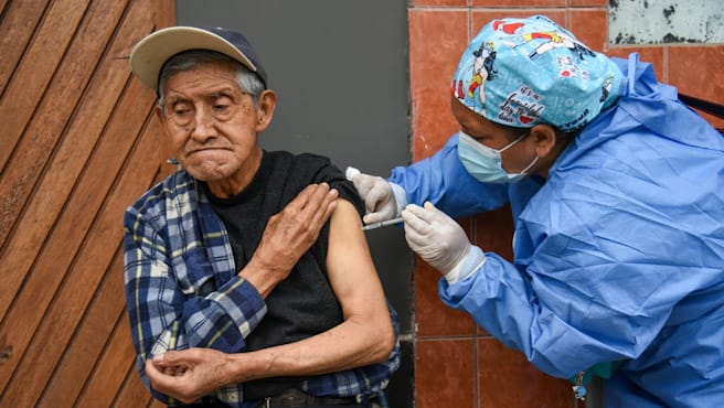 Menores de 5 años y adultos mayores se ponen al día con sus vacunas del esquema regular