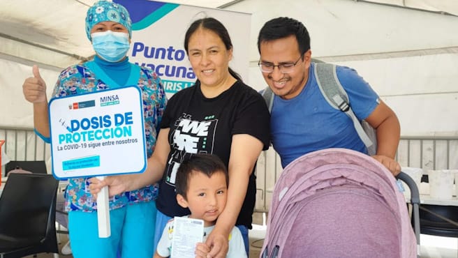Menores de 5 años y adultos mayores se ponen al día con sus vacunas del esquema regular