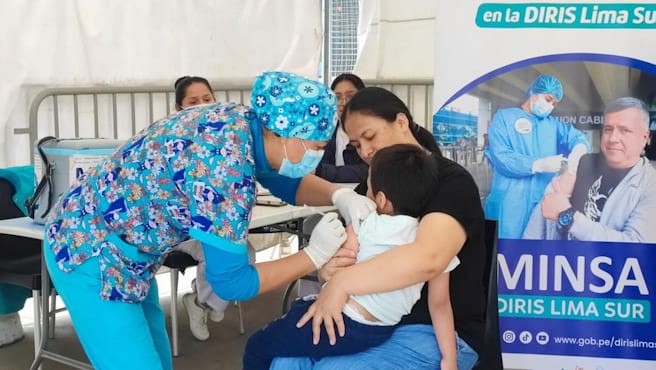 Menores de 5 años y adultos mayores se ponen al día con sus vacunas del esquema regular