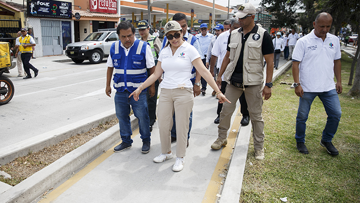 Alcaldesa realiza recorrido de sensibilización en la avenida Villarán.