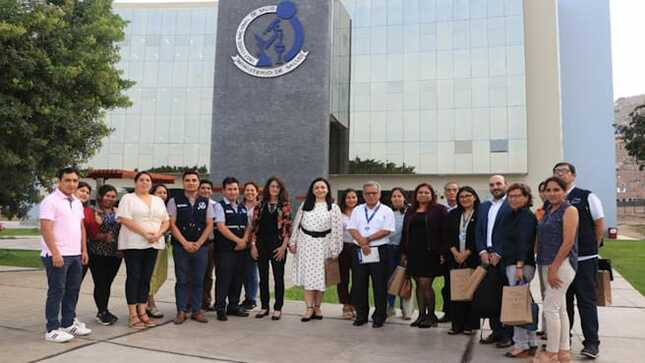 Delegación de la OMS visitó Laboratorio de Referencia Nacional de Micobacterias del Instituto Nacional de Salud