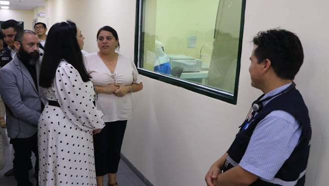 Delegación de la OMS visitó Laboratorio de Referencia Nacional de Micobacterias del Instituto Nacional de Salud