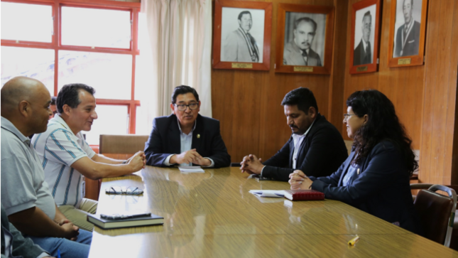 Dr. Antonio Jerí Chávez, junto a sus funcionarios sostuvieron una reunión con el nuevo presidente del Programa Especial Legado arquitecto Edwin Arones y su equipo técnico en la sala de trabajo