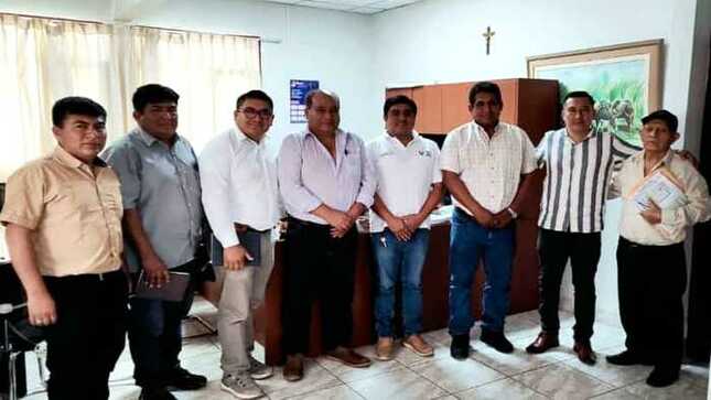 Reunión de Alcaldes para coordinar una camioneta para las municipalidades representadas.