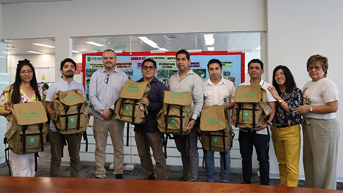 Entrega de mochilas forestales de la temática CUSAF