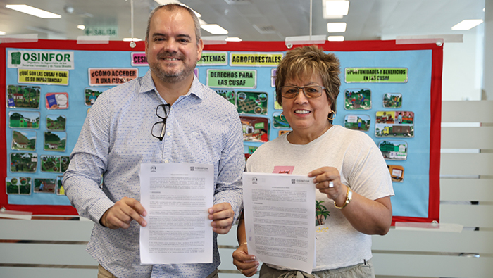 Jose Luis Capella, director del Programa de la SPDA, y Lucetty Ullilen, jefa del OSINFOR