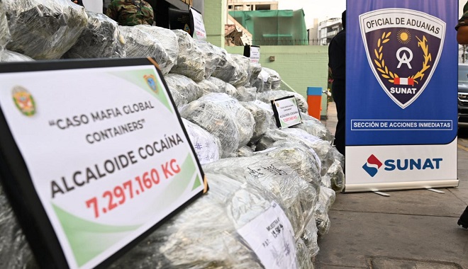 La intervención se realizó con el apoyo de la Policía Nacional y del Ministerio Público, que dispuso la verificación de todo el lote de baldosas, el conteo y la incautación de la droga que contenían, en total más de 7 toneladas de cocaína.