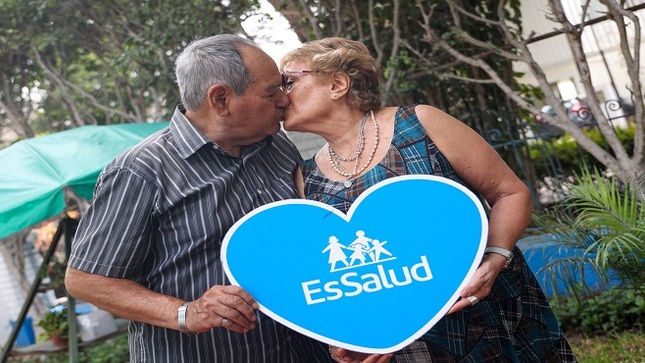 Pareja de asegurados se enamoran en el Centro del Adulto Mayor de San Isidro y hoy celebran juntos el día del amor