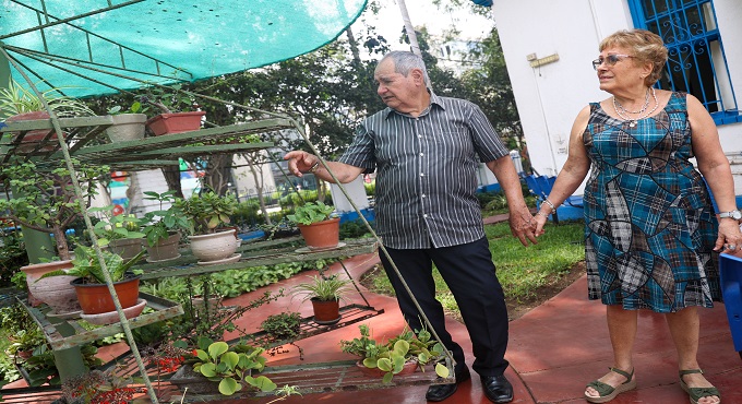 Pareja de asegurados se enamoran en el Centro del Adulto Mayor de San Isidro y hoy celebran juntos el día del amor