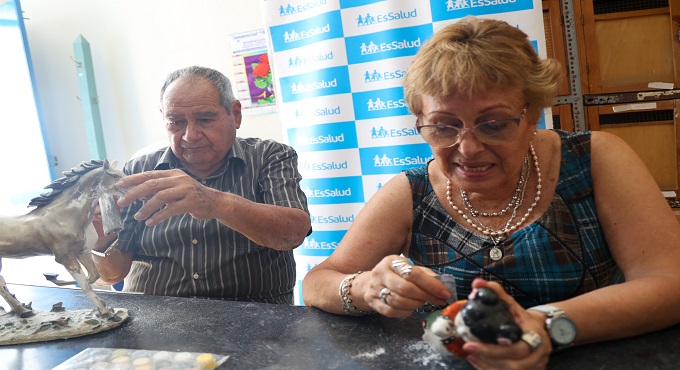 Pareja de asegurados se enamoran en el Centro del Adulto Mayor de San Isidro y hoy celebran juntos el día del amor