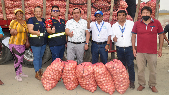 Alcalde provincial de Huarochirí entrega 30 toneladas de cebolla en San Antonio