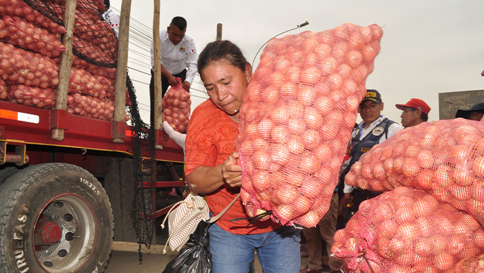 Alcalde provincial de Huarochirí entrega 30 toneladas de cebolla en San Antonio