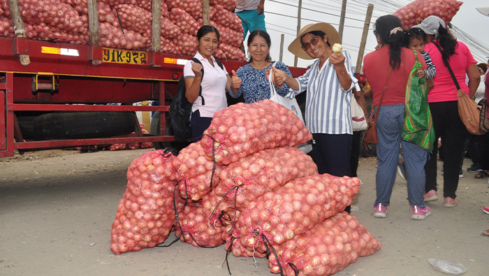 Alcalde provincial de Huarochirí entrega 30 toneladas de cebolla en San Antonio