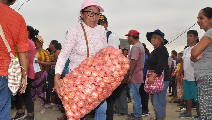 Alcalde provincial de Huarochirí entrega 30 toneladas de cebolla en San Antonio