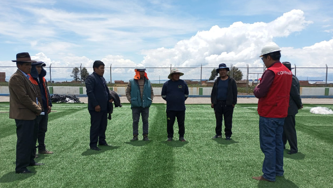 La Contraloría General identificó ciertas deficiencias en el proceso de adquisición e instalación de grass sintético para el estadio ubicado en el distrito de Copani, provincia de Yunguyo. Se observó la ausencia del jefe de instalación y del especialista en seguridad de la firma del contratista durante la fase de instalación del grass sintético.