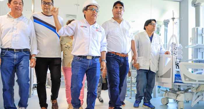 Ministro de Salud y Gobernador de Piura supervisan control larvario en Sullana