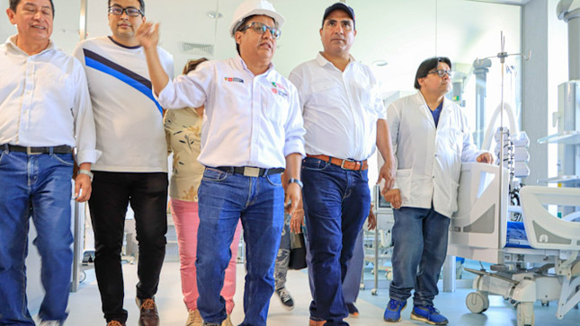 Ministro de Salud y Gobernador de Piura supervisan control larvario en Sullana