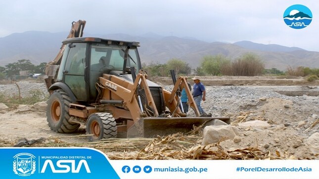 En un trabajo conjunto entre la Municipalidad Distrital de Asia y los agricultores de la toma "El Limón", se viene realizando el encauzamiento y descolmatación del río en el sector "El Marañón", a la altura del anexo La Esquina.
El alcalde Isaias Alcántara Malásquez, supervisó los trabajos que se vienen realizando con la retroexcavadora de la municipalidad, así mismo, entregó a los agricultores palas, machetes y tijeras de apodar.
De esta manera, la actual gestión municipal, seguirá brindando el apoyo necesario a nuestros hermanos agricultores. 
#MunicipalidadDistritalDeAsia
#PorelDesarrollodeAsia
#IsaiasAlcantaraAlcaldedeAsia