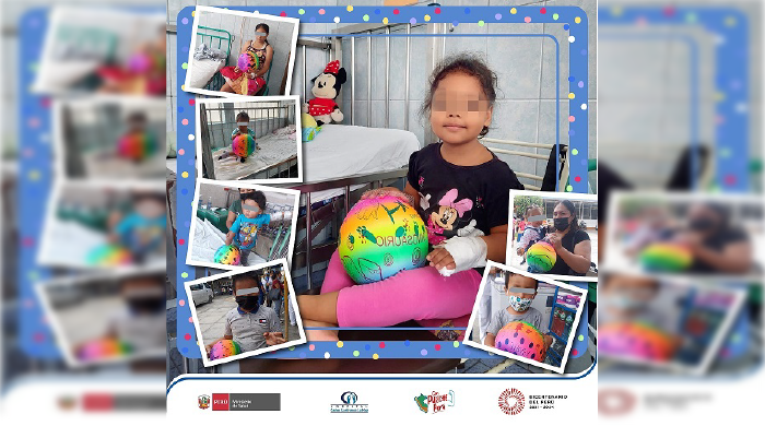 niños hospitalizados recibiendo su regalo