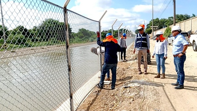 GORE coloca mallas metálicas en canal Biaggio Arbulú para evitar accidentes y proteger infraestructura