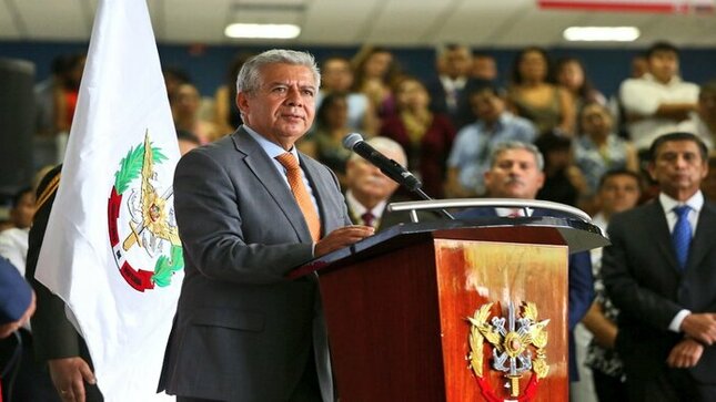 Ministro Walter Astudillo Chávez recibió el saludo de los altos mandos de las FF.AA. y funcionarios del sector