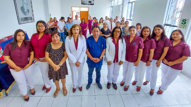 fotografia grupal de internas y docentes