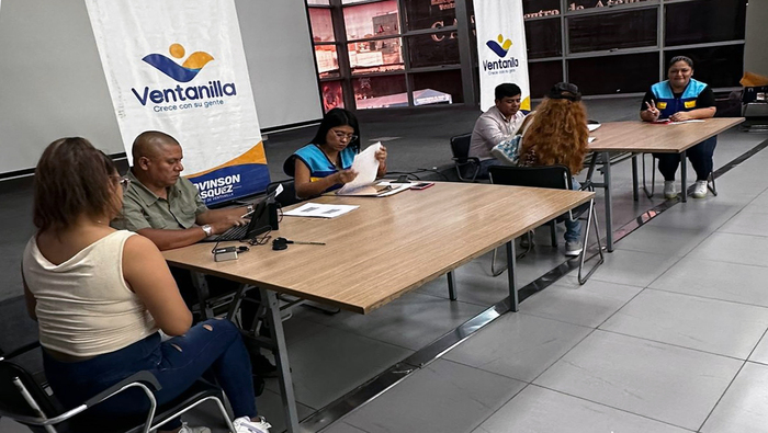 Nuestras mujeres luchadoras de la organización del Vaso de Leche, vienen participando en el proceso de ‘identificación biométrica’ para obtener su reconocimiento oficial. Este importante primer paso ha sido posible gracias a las gestiones de nuestro alcalde 𝐉𝐡𝐨𝐯𝐢𝐧𝐬𝐨𝐧 𝐕𝐚𝐬𝐪𝐮𝐞𝐳, quien busca la legalización de los libros de actas de los más de 400 comités de esta organización social, con el propósito que puedan realizar diversos trámites ante instituciones públicas y privadas en favor de sus beneficiarios.