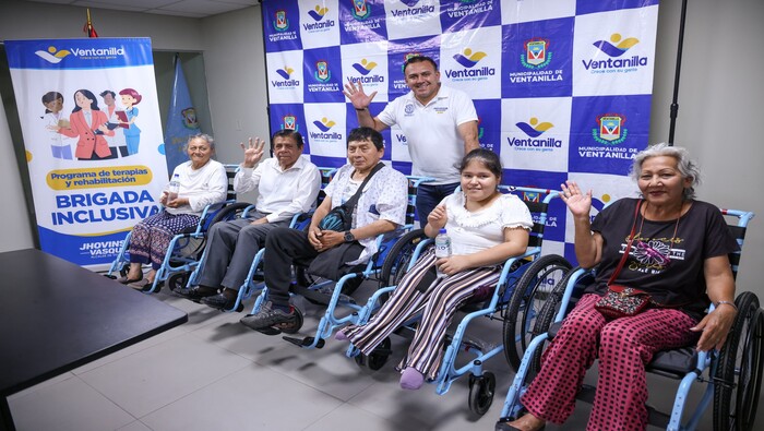 ¡Celebremos juntos un acto de solidaridad y compromiso! Gracias a la gestión de nuestro alcalde 𝐉𝐡𝐨𝐯𝐢𝐧𝐬𝐨𝐧 𝐕𝐚𝐬𝐪𝐮𝐞𝐳 hemos podido entregar 6 nuevas sillas de ruedas a vecinos beneficiarios de la OMAPED Ventanilla. Estas donaciones, provenientes de la iglesia "Caminos de Vida", son parte del esfuerzo continuo de nuestra “Brigada Inclusiva”. 🤝✨