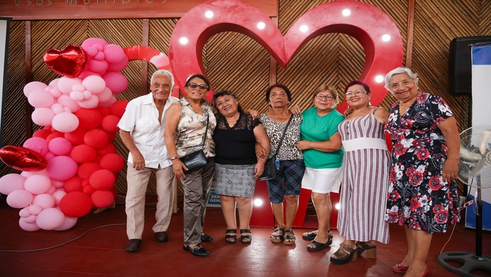 ¡Los adultos mayores se lucieron! En esta fecha especial nuestros vecinos de la tercera edad cantaron y bailaron al ritmo de la buena música en el evento “Tardes de bolero”, actividad ofrecida con mucho cariño por nuestro alcalde 𝐉𝐡𝐨𝐯𝐢𝐧𝐬𝐨𝐧 𝐕𝐚𝐬𝐪𝐮𝐞𝐳. Ellos disfrutaron de una velada agradable como parte de las celebraciones por el día de la amistad y el amor. ¡Ventanilla crece con su gente!