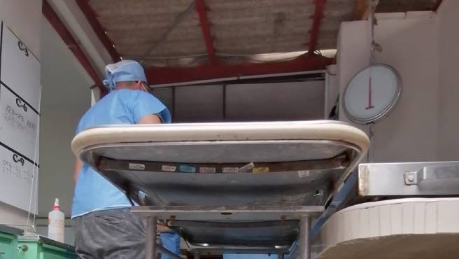 La Contraloría General detectó que la Unidad Médico Legal II Callao o Morgue del Callao realiza necropsias en un local no equipado adecuadamente, con riesgos para la salud del personal debido a la exposición a elementos biocontaminados, y tampoco cuenta con el instrumental reglamentario para el examen de cadáveres por lo que vienen utilizando herramientas domésticas a fin de cumplir con su función de aportar evidencias que contribuyan con la persecución del delito y la efectiva administración de justicia.