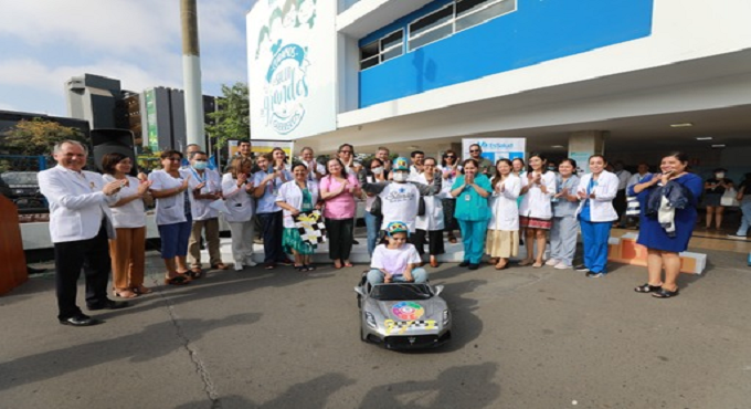 EsSalud: menor vence el cáncer y cumple su sueño de volar en helicóptero