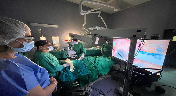 EsSalud La Libertad inicia cirugías oftalmológicas con equipo 3D en Hospital Virgen de la Puerta