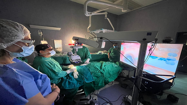 EsSalud La Libertad inicia cirugías oftalmológicas con equipo 3D en Hospital Virgen de la Puerta
