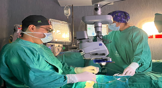 EsSalud La Libertad inicia cirugías oftalmológicas con equipo 3D en Hospital Virgen de la Puerta