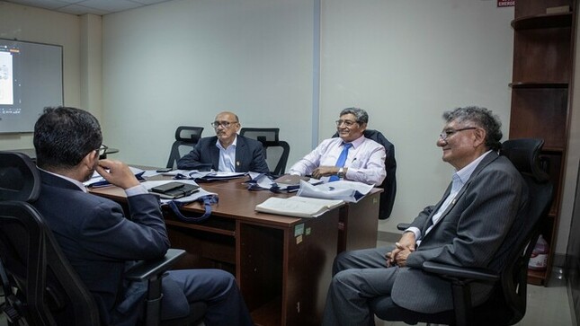 El vicerrector de investigación de la UNHEVAL, Dr. Victor Cuadros Ojeda recibiendo a la delegación de la UNIA.